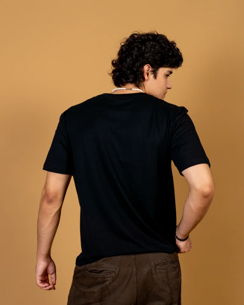 Signature Fit Negro Clásico — Raíces Nobles 2026